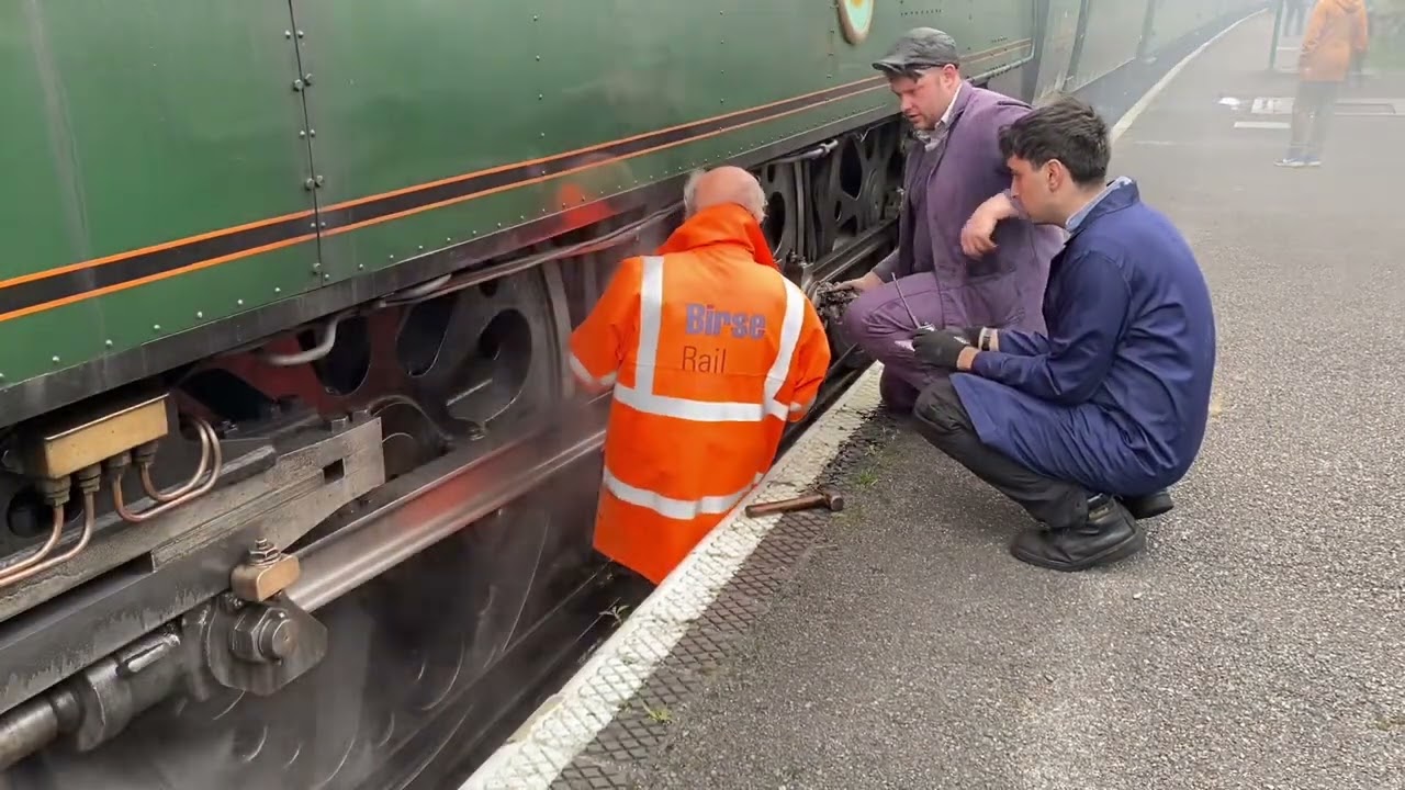 34072 ‘257 squadron’ fails at ropley station and has to have emergency repairs ￼￼in the platform