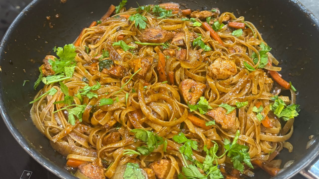 NOUILLES DE RIZ SAUTÉES AU POULET ET LEGUMES À L’ASIATIQUE / TRÈS FACILE RAPIDE ET PARFUMÉ / TOP👍