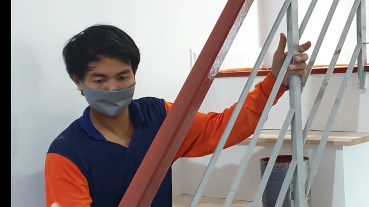 ชั้นลอยโถงบันไดทำเป็นห้องพระ