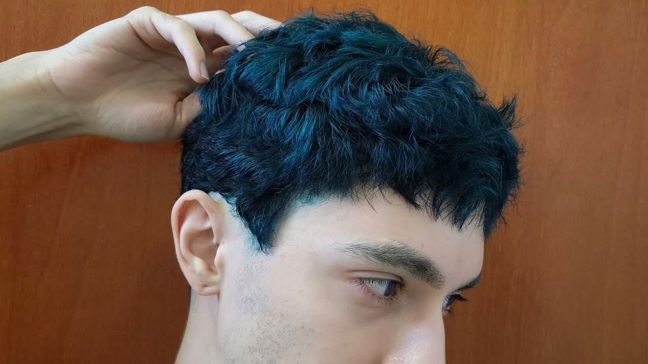 PINTANDO O CABELO DE AZUL