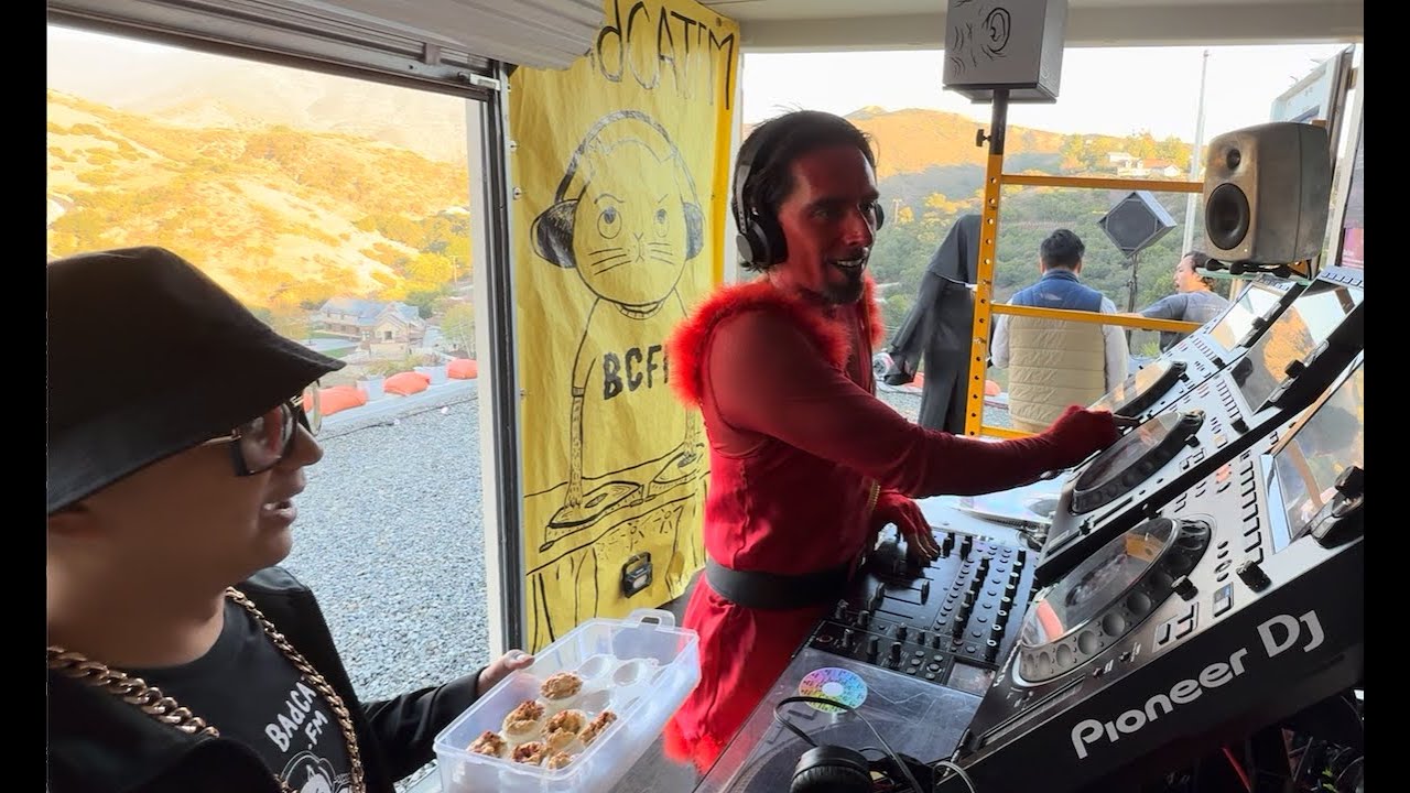 Badcat.fm 010 - Calearic Sunsets - Halloween Edition