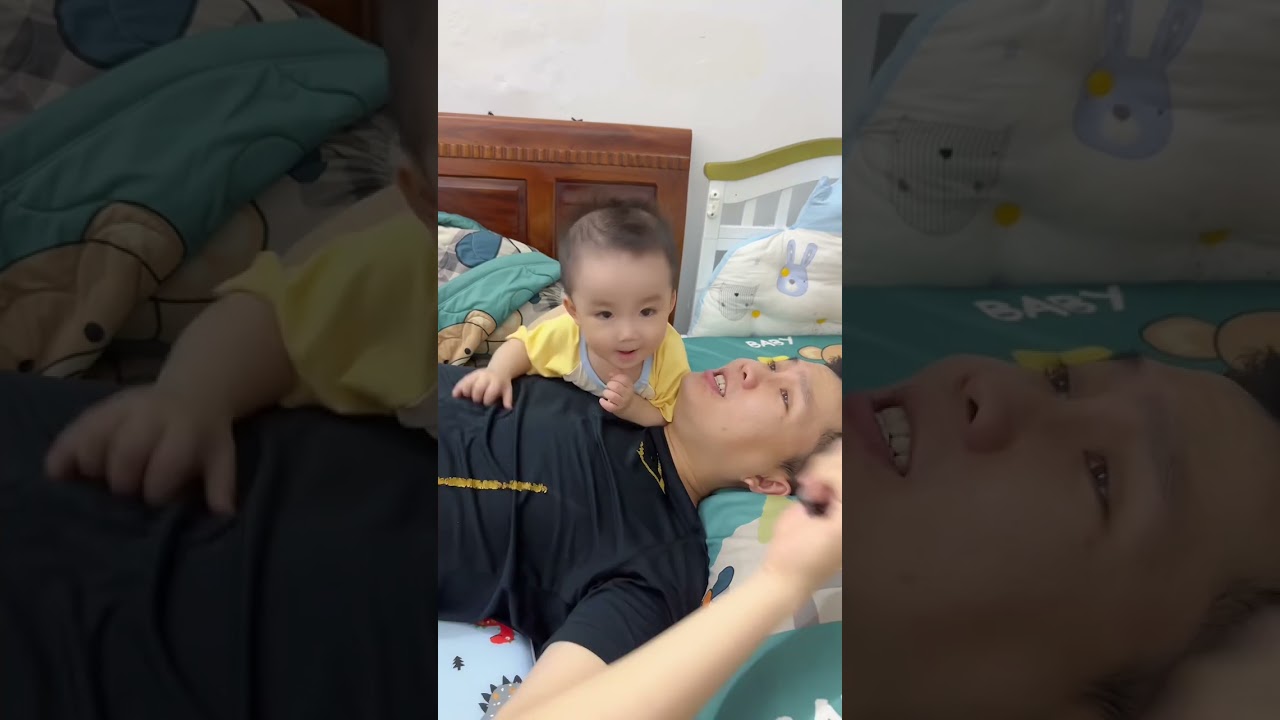 Đây là cách anh ấy đeo bám ba😁