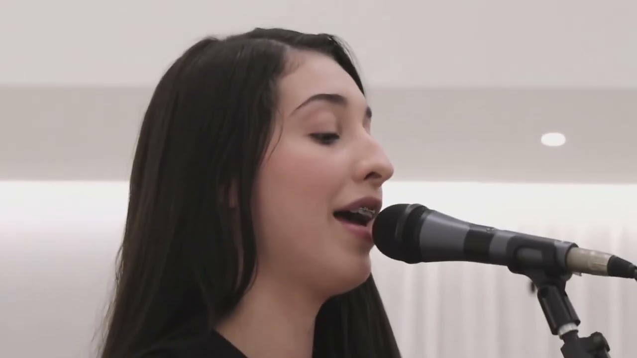 Igreja Apostólica - ( ELE É PAI, ELE É AMOR  -  Solista _ Isabella )
