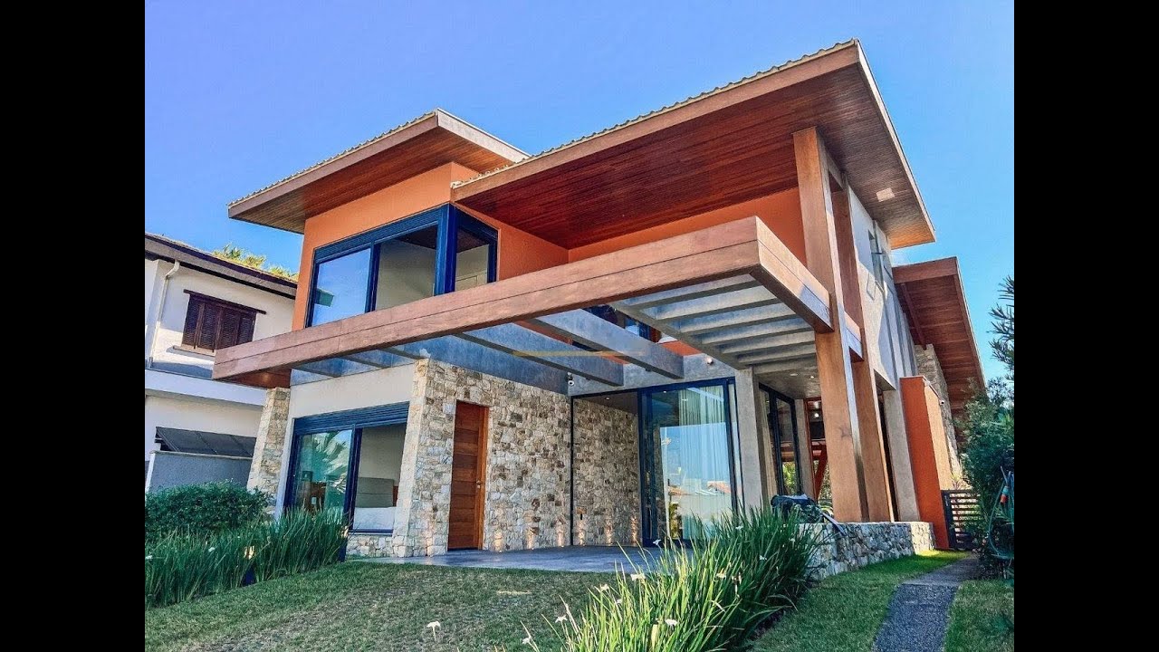 Casa Alto Padrão em Condomínio com Acesso Exclusivo à Praia | 4 Suítes | Vista para o Mar.