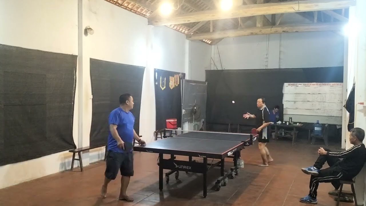 Trận đấu đơn bóng bàn phố giải trí vận động ngắn nhanh kỹ năng giữa tay vợt trẻ và lão tướng CLB 