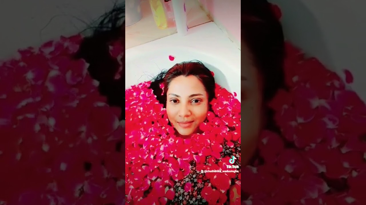 make your rose petal bath🌹🌹🌹