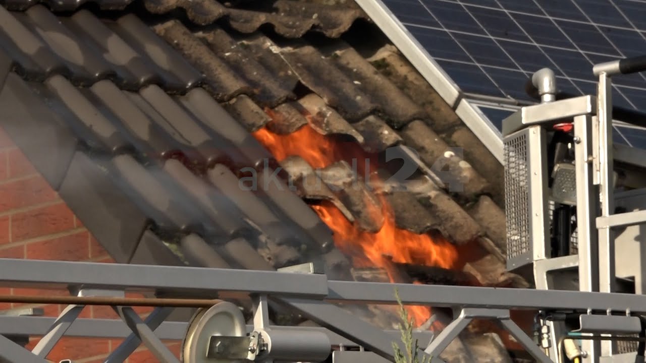[Photovoltaikanlage erschwert Löscharbeiten] Dachstuhlbrand in Wolfenbüttel fordert die Feuerwehr