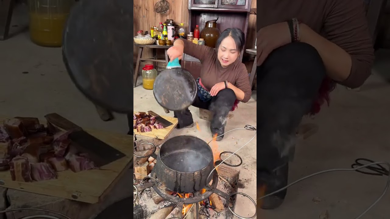 冬至到，挑柴回家添温暖。灶火噼啪，腊猪脚下锅，香气四溢。肉质软糯，腊味醇厚，一碗下肚，寒意全消。简单一餐，却是冬至最实在的幸福。冬至佳节，愿大家心中暖意融融，幸福满满乐无穷。🌸🌸🌸🍀🍀🍀#农村生活