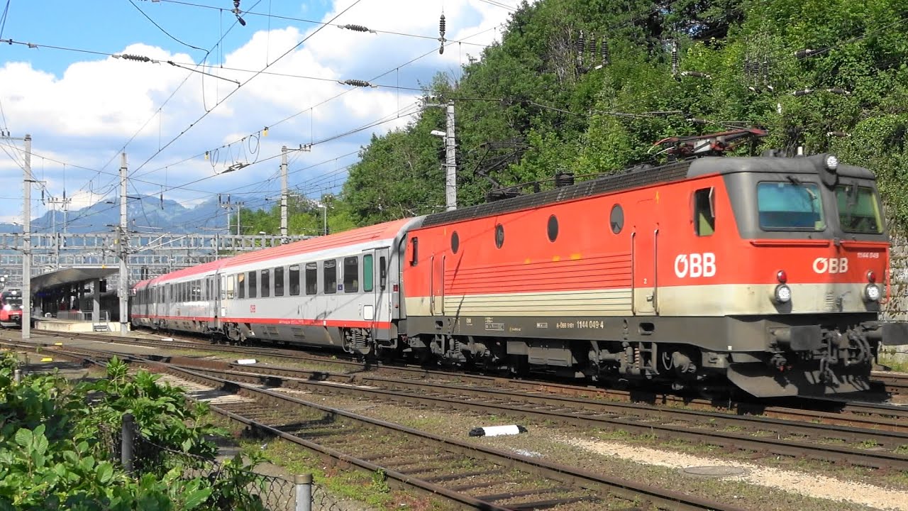 Bahnhof Feldkirch: Wiesel DoSto ohne Steuerwagen aber mit 2 Taurus, BR1144 Alpenstaubsauger am IC119