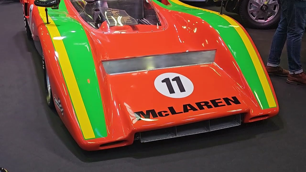 Satoja klassikkoautoja Retromobile 2025 -tapahtumassa Pariisissa