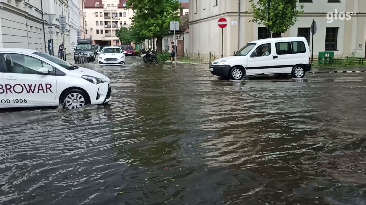 Kraków. Potężna ulewa i gradobicie. Zalane ulice w Podgórzu