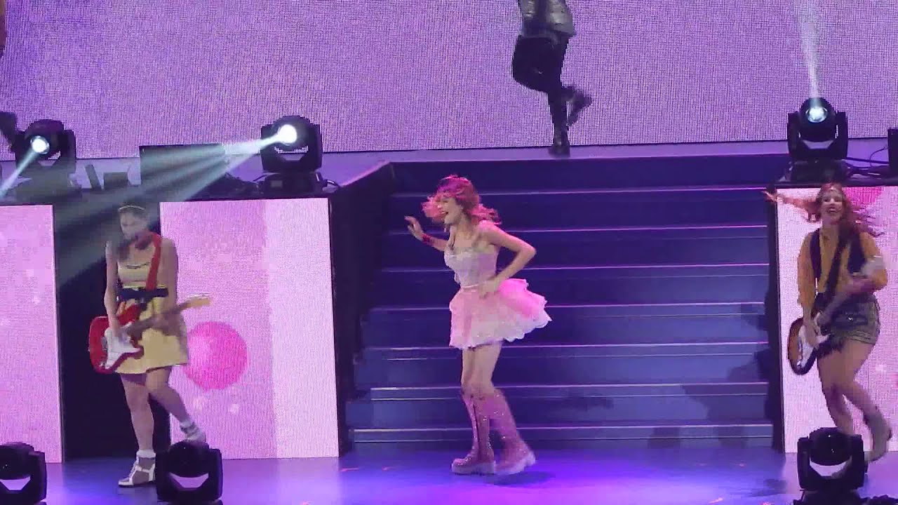 Veo Veo - Martina Stoessel, Candelaria Molfese, Lodovica Comello (HD) - Paris - 17/01/14