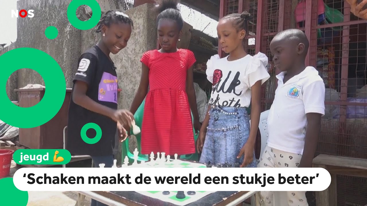 Ivie geeft schaakles aan andere kinderen in Nigeria