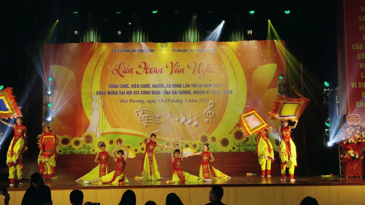 Việt Nam - Tiếng vọng ngàn đời (múa)