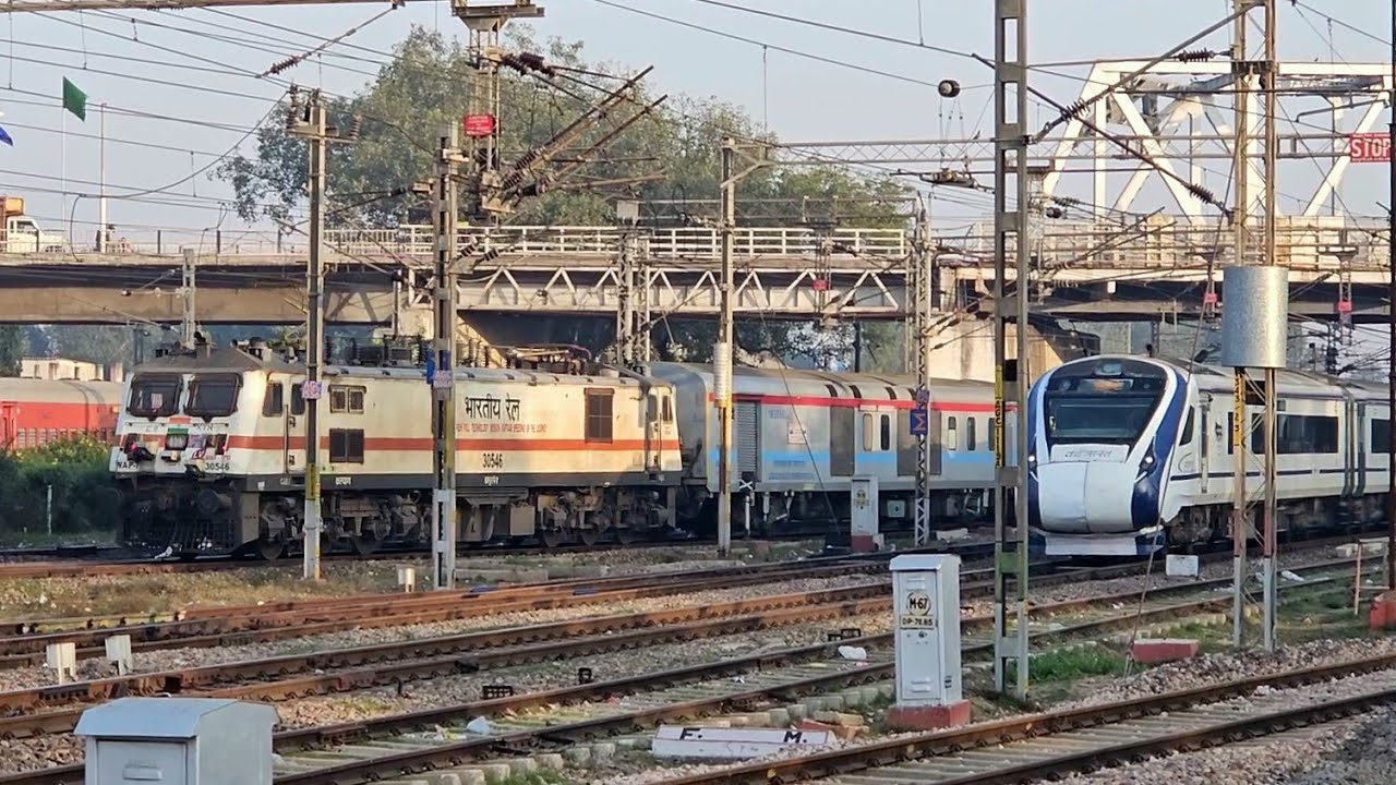 Push Pull Rajdhani crossing Khajuraho Vande Bharat at Agra Cantt !!