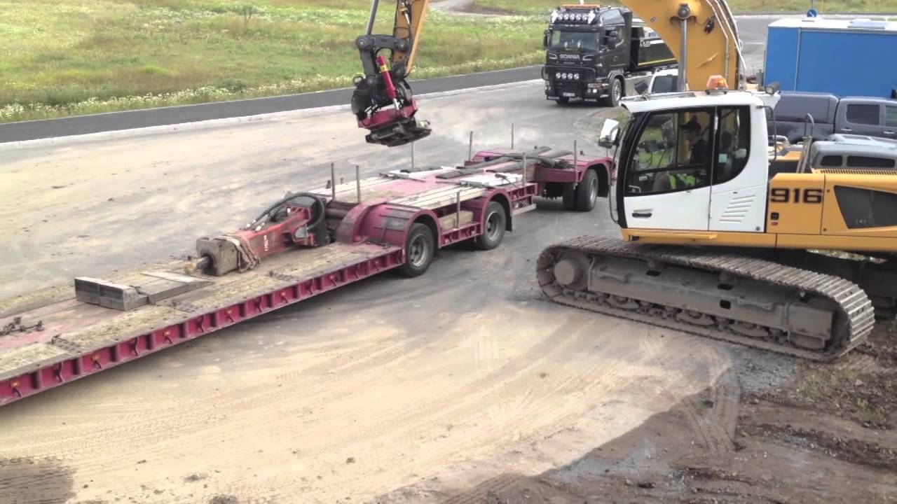 Liebherr 916 lastar av redskap från trailer HD