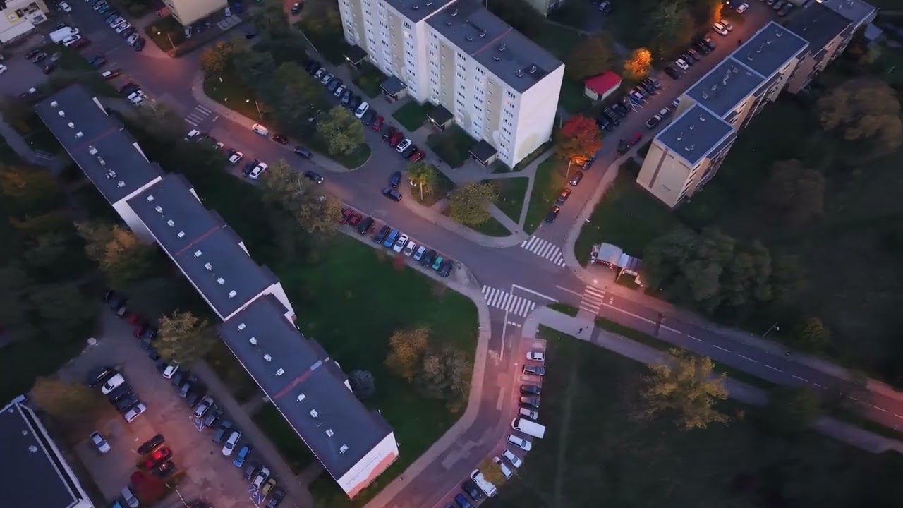 Ciepłe światła jesiennego wieczoru – osiedle Kopernika z lotu ptaka