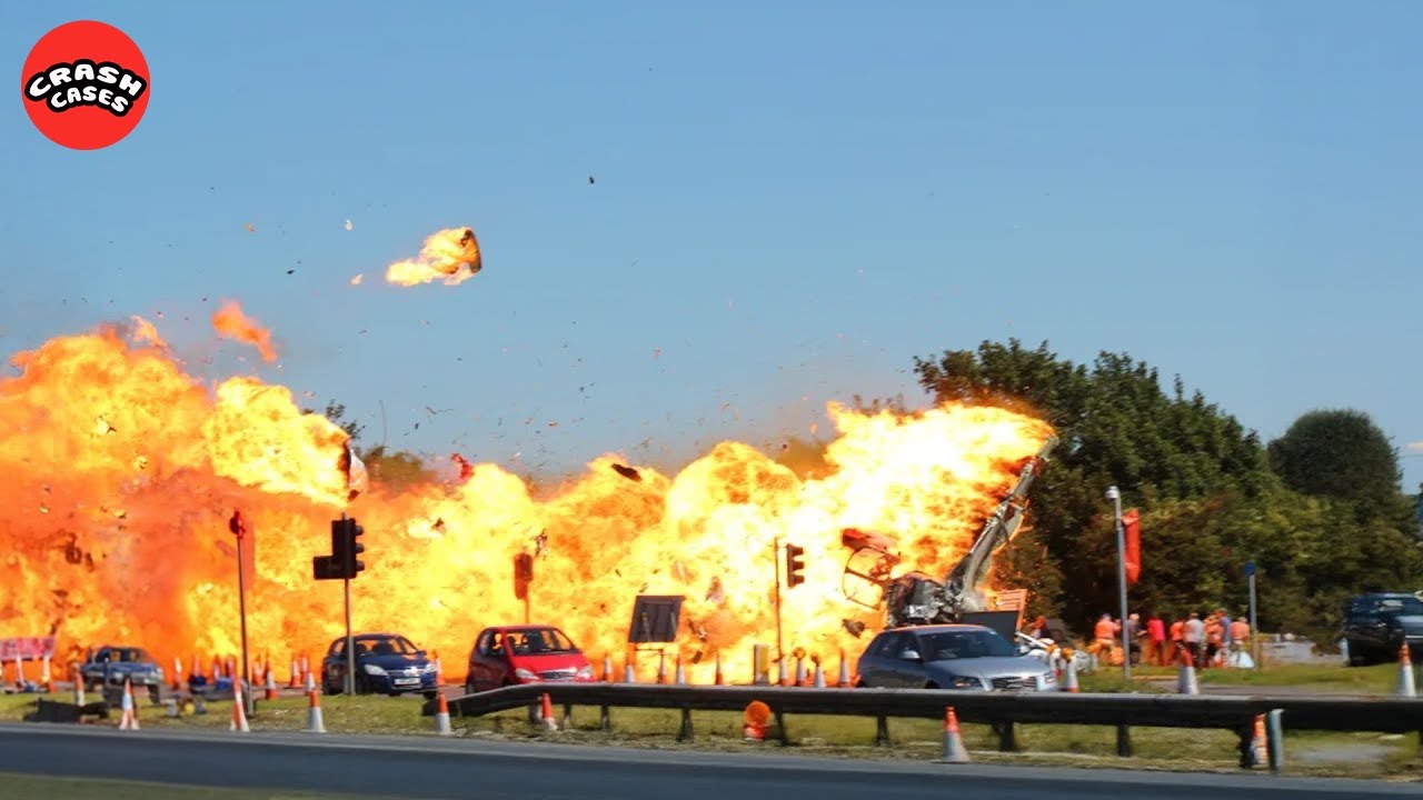 When Crashes Ignite &ndash; Epic Explosions and Lightning Chaos!