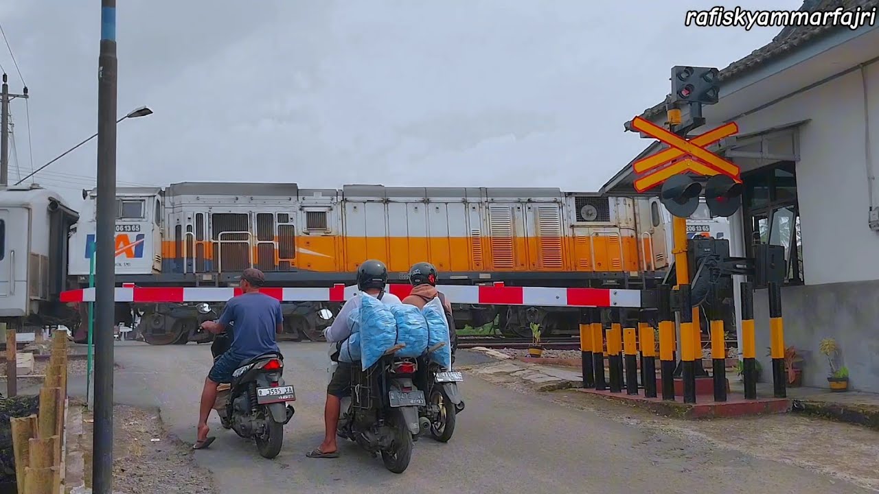 Palang Pintu Kereta Api | Railroad Crossing in Indonesia | Febuari2026 | Ka Kamandaka