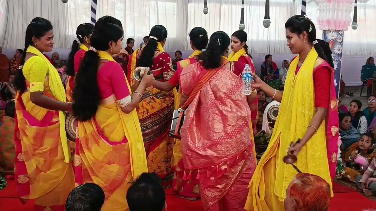 চোখ ধাঁধানো আসর রীনা মিনা অষ্টসখী সম্প্রদায়। 