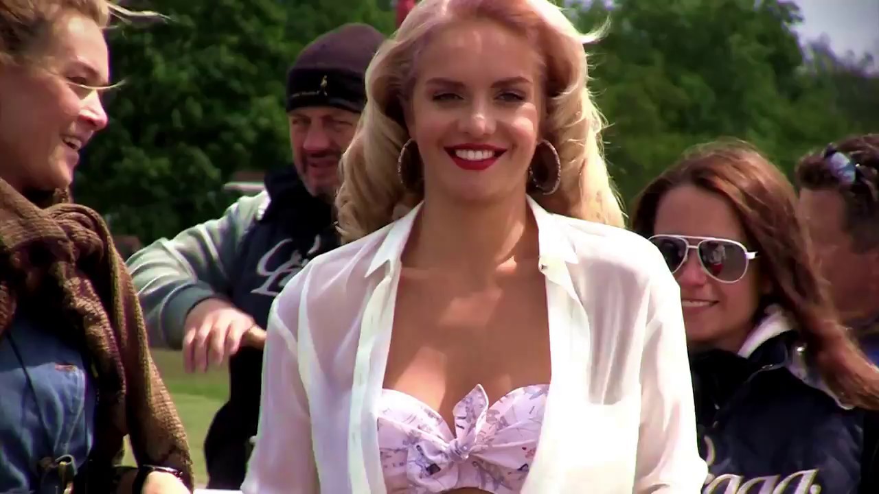 Miss World 2006 Taťána Kuchařová (Tatiana Gregor) photo shoot for Praga!