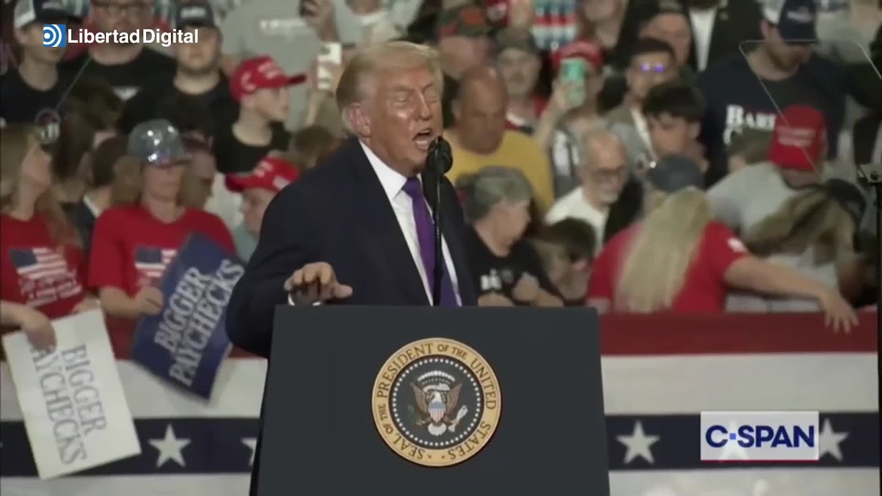 Ужасающий инцидент на митинге Трампа: сторонница упала за его спиной.