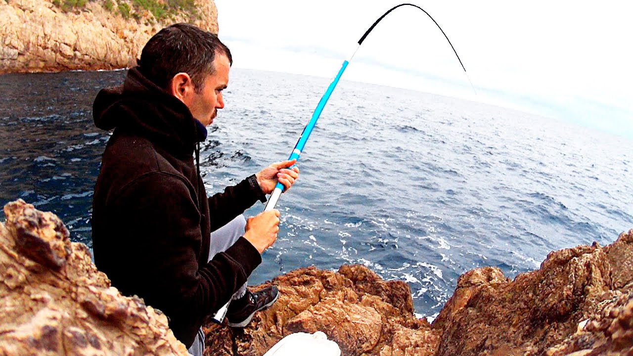 PESCA con CA&Ntilde;A de MANO en ACANTILADO PROFUNDO!!