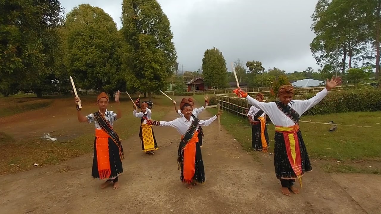 Tarian Viral kreasi Manggarai dari Sekami Paroki Ngkor Putra.
