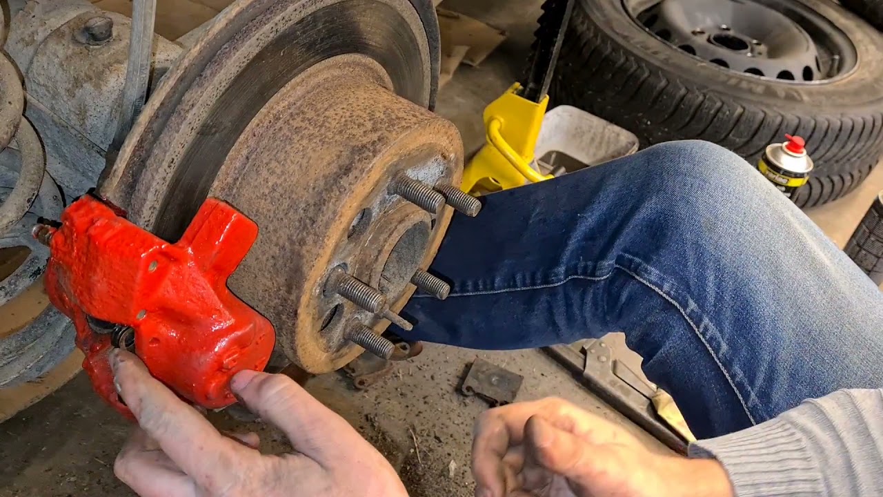 Bakbromsar målas och får nya belägg på Volvo 940