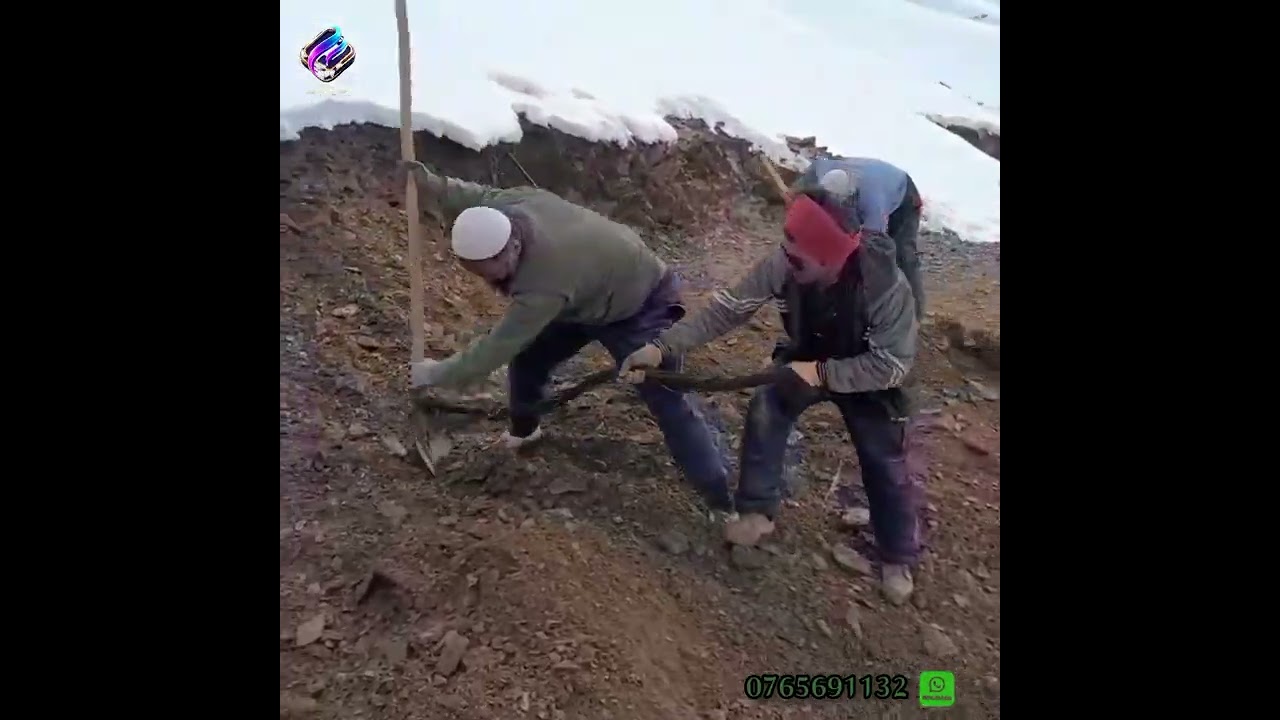 مردم کوکدره در سرمای سخت مصروف کار سرک‌اند.کمبود وسایل کاری وجود دارد.