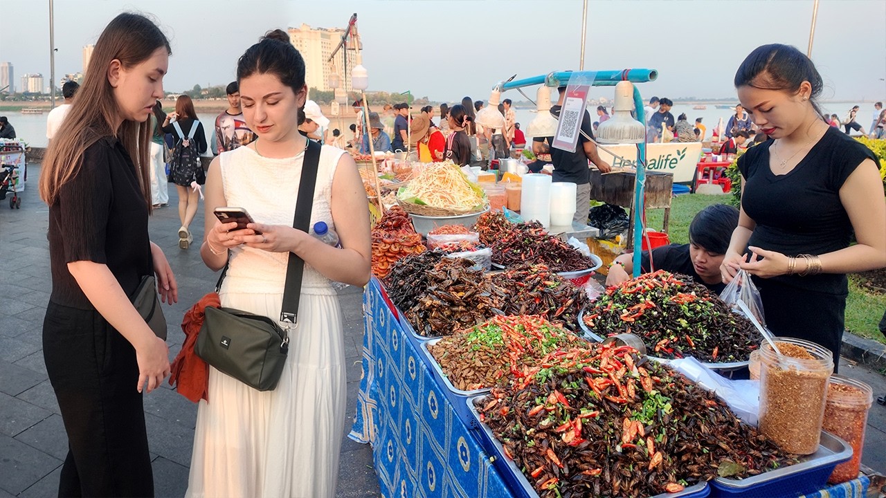 Best Cambodian Street Food 2026 - Walk at Riverside Food Market Collections, Phnom Penh City