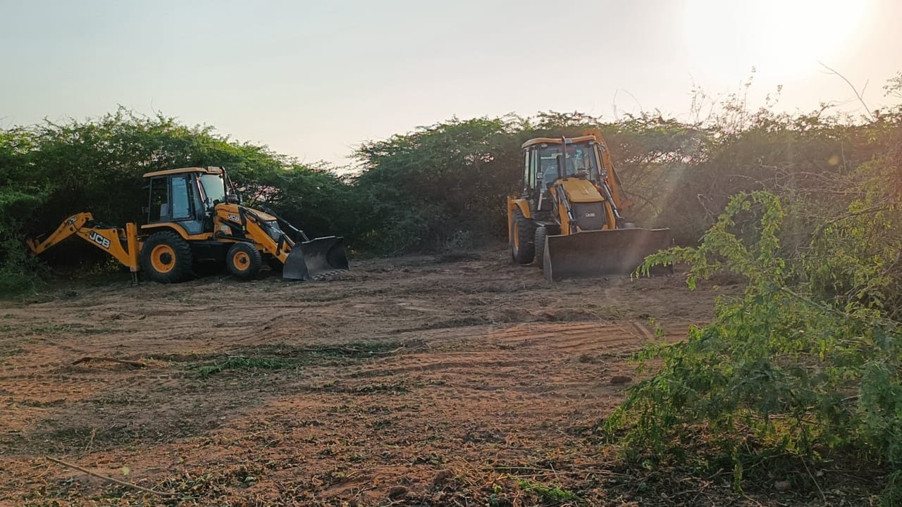 JCB 3DX PLUS AND JCB 3DX STANDARD | JUNGLE CUTTING WORK | WORK TOGETHER JCB 3DX STANDARD AND PLUS |