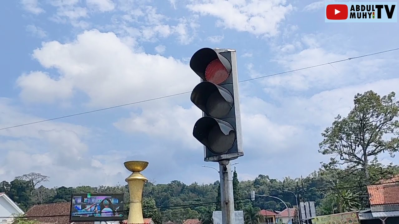 TRAFFIC LIGHT BUNDERAN CIJOHO KUNINGAN SUDAH TIDAK MENGGUNAKAN SOLAR CELL???