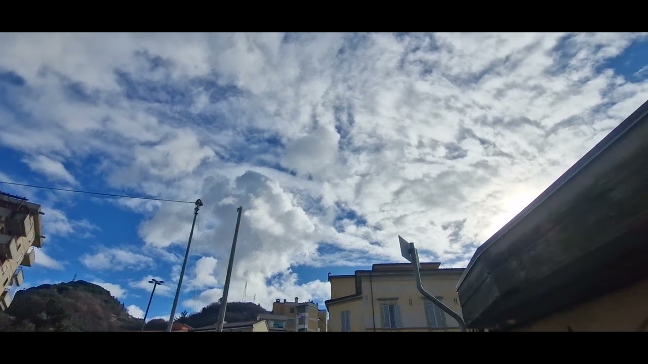 Что это за фигура из облаков?🧐What is that figure in the clouds?🧐Природа умеет удивлять 🤗🤗🤗