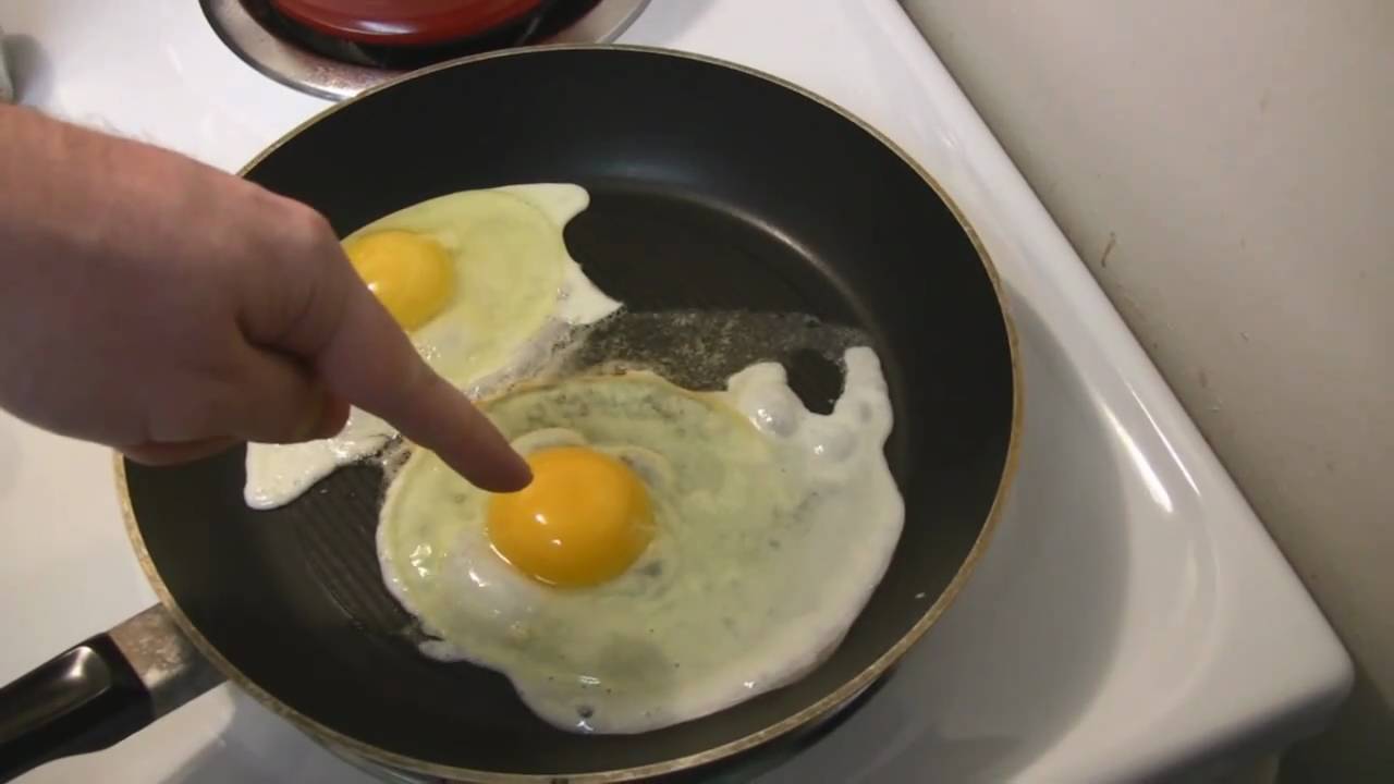 Яйца Egglands Best против свежих яиц с местных ферм Огайо.