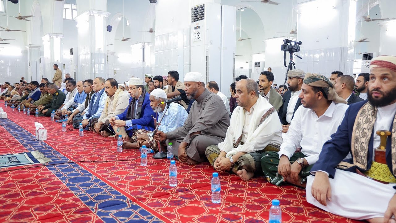 10 4 2024 دولة رئيس الوزراء يؤدي صلاة عيد الفطر المبارك مع جموع المصلين في مسجد عمر بمدينة المكلا