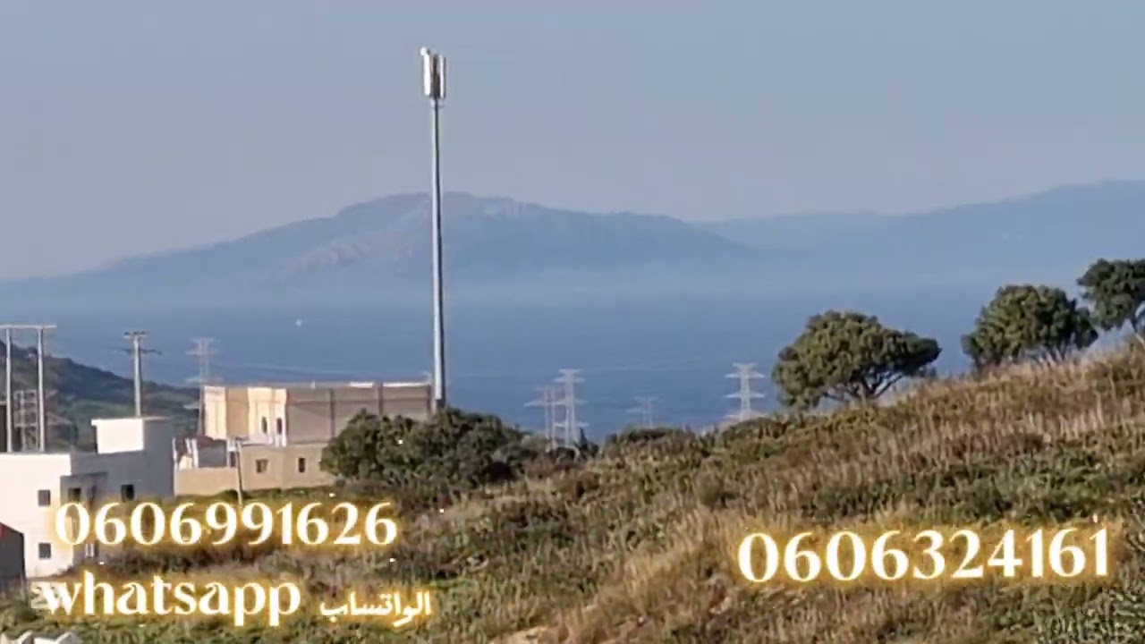 قطعة ارضيه 700متر محفظة مطلة على البحر واصلا الماء الضوء والطريق بين طنجة ولقصر الصغير 
