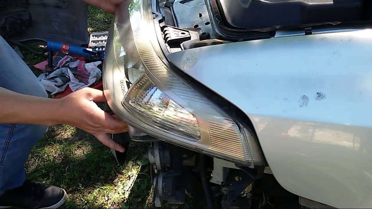 Renault Laguna 2 jak wyjąć przedni reflektor.