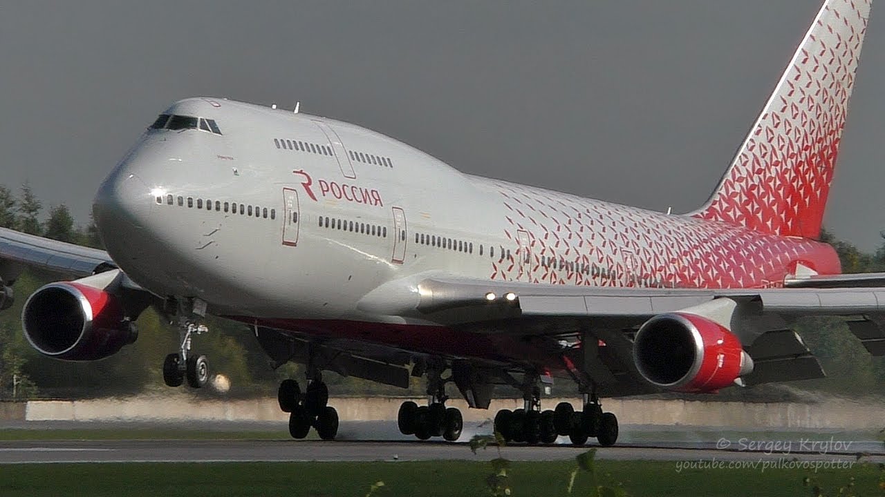 Два Боинга 747 авиакомпании Россия садятся в аэропорту Пулково Санкт-Петербурга.