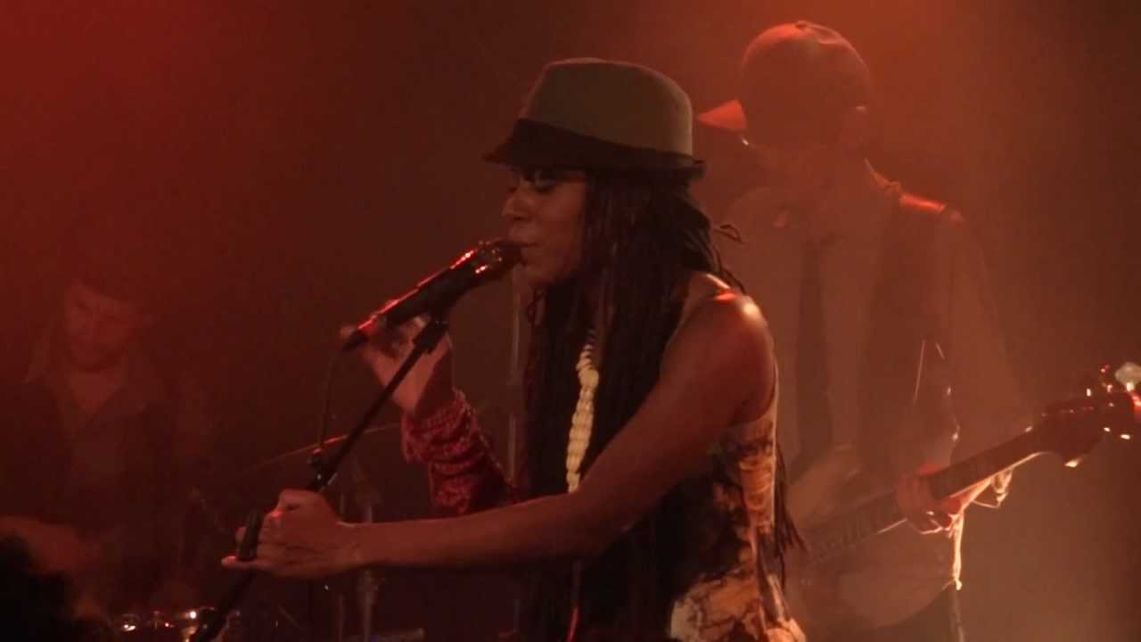 Akua Naru - Poetry: How Does It Feel? (Live @ La Maroquinerie, Paris)(2013-01-30]
