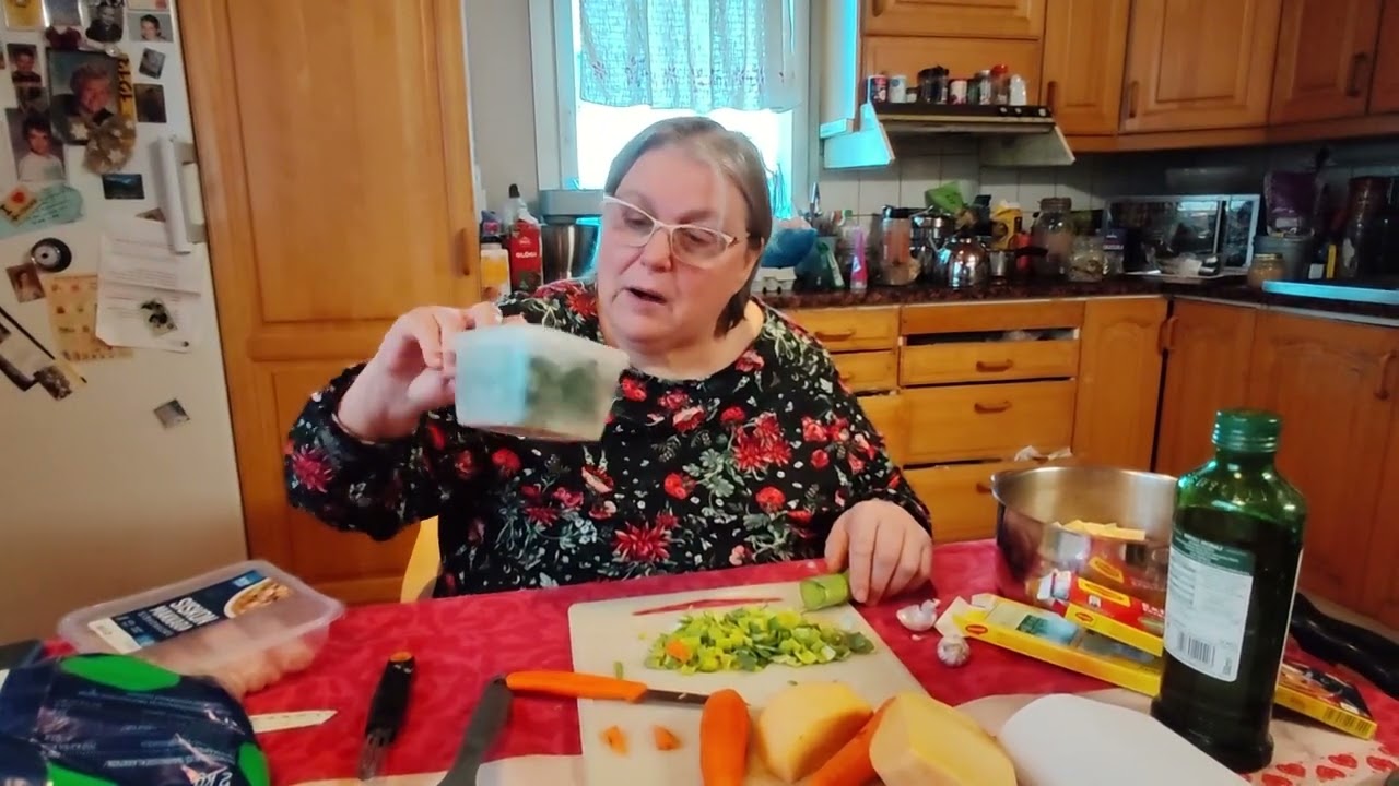 Kausi 5; Jakso 1: Siskonmakkarakeitto - Tapahtuu mummolassa !
