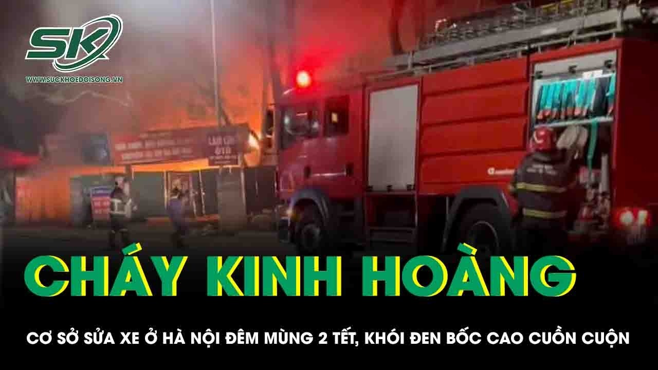 Cháy kinh hoàng tại cơ sở sửa xe ở Hà Nội đêm mùng 2 Tết, khói đen bốc cao cuồn cuộn