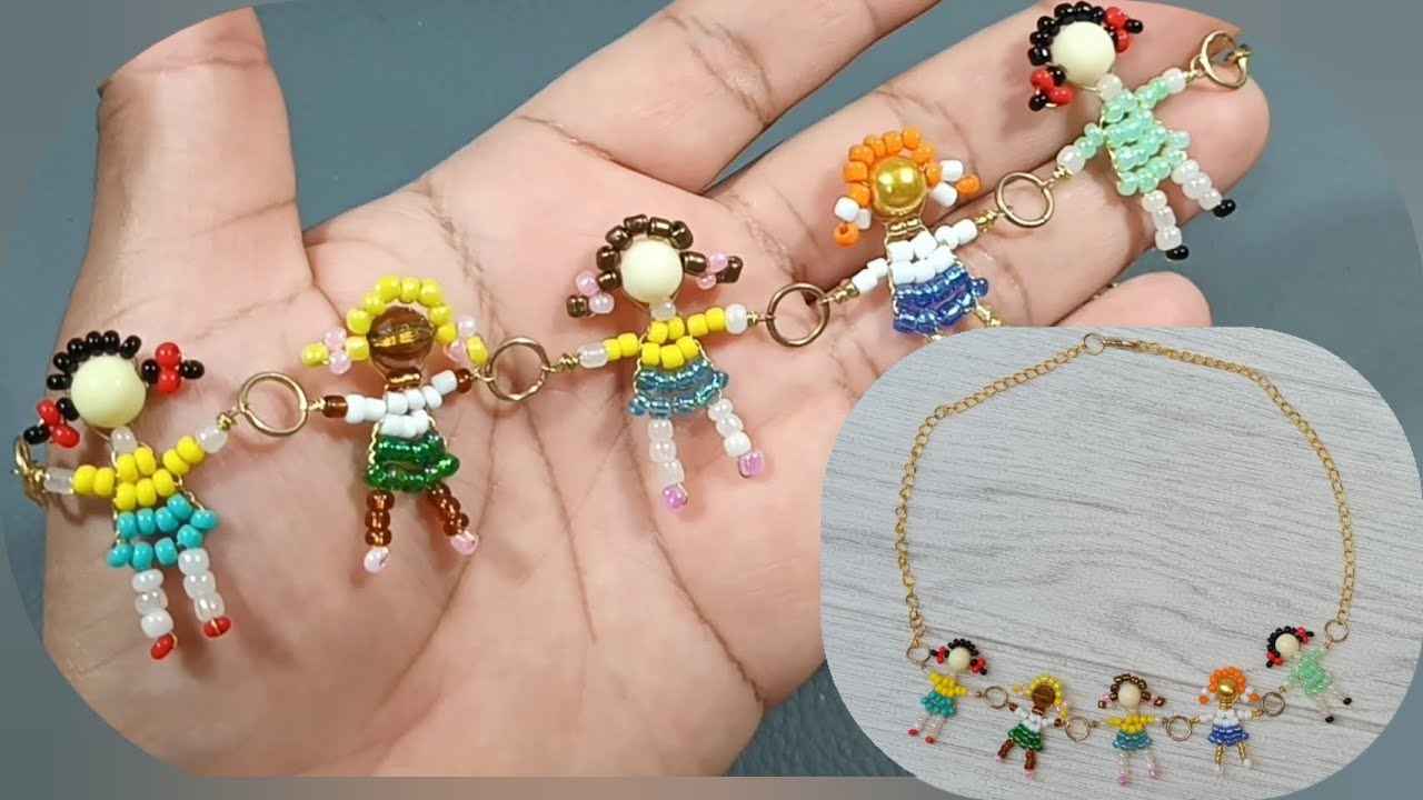 Niñas, collar divertido y colorido/ muñequitas