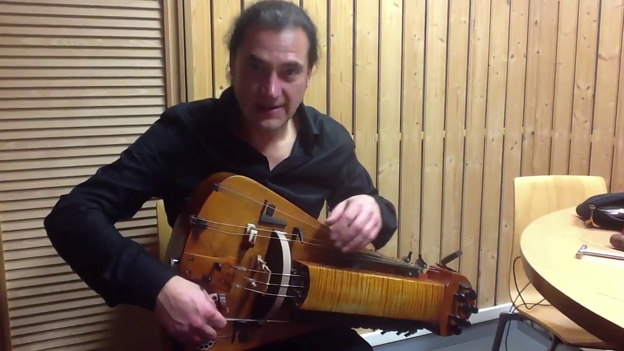 Marc Egea explica el funcionamiento de la zanfona / hurdy gurdy