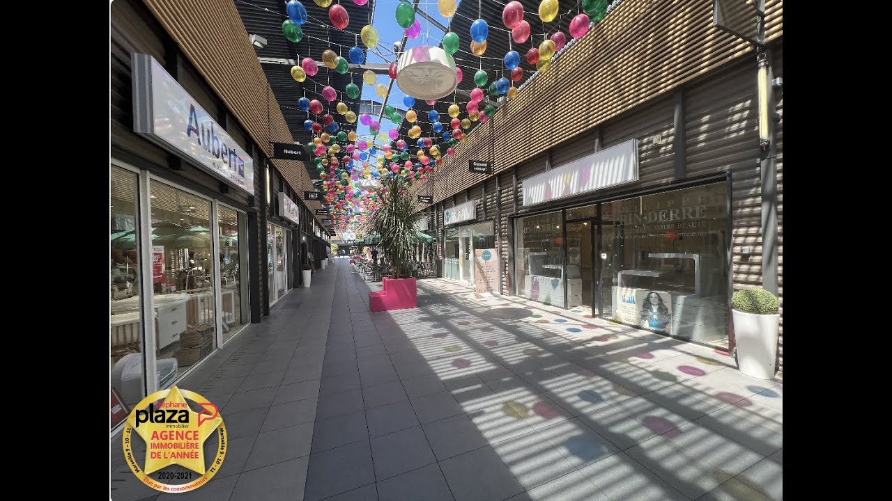 A LOUER, Local commercial d'une surface de 75 m&sup2;, Marseille 11&egrave;me, Ccial Grand V, Parking clients