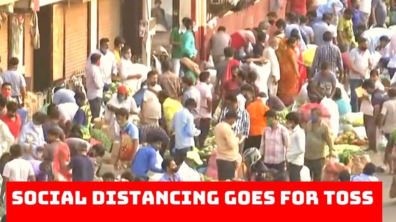 Social Distancing Goes For Toss In Mumbai&rsquo;s Dadar Vegetable Market | Catch News