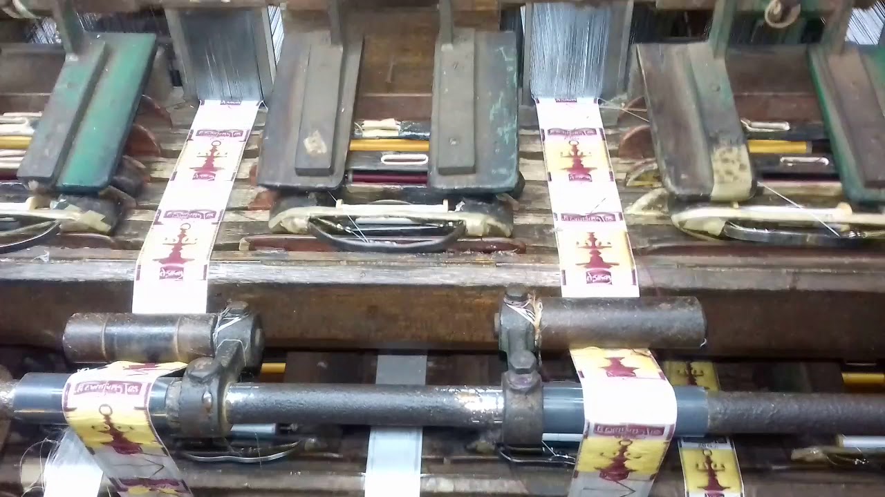 Shuttle loom label weaving