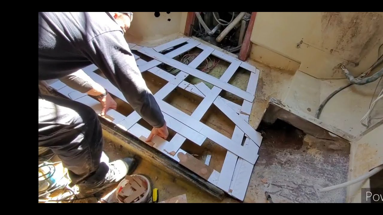C&C 36 Ep 20: 1er morceau de plancher.