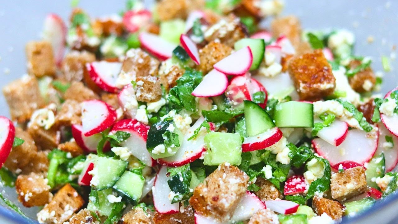 Ein Salat mit Biss: Brotsalat mit Radieschen-Blättern und einfachen Senf-Dressing selber machen