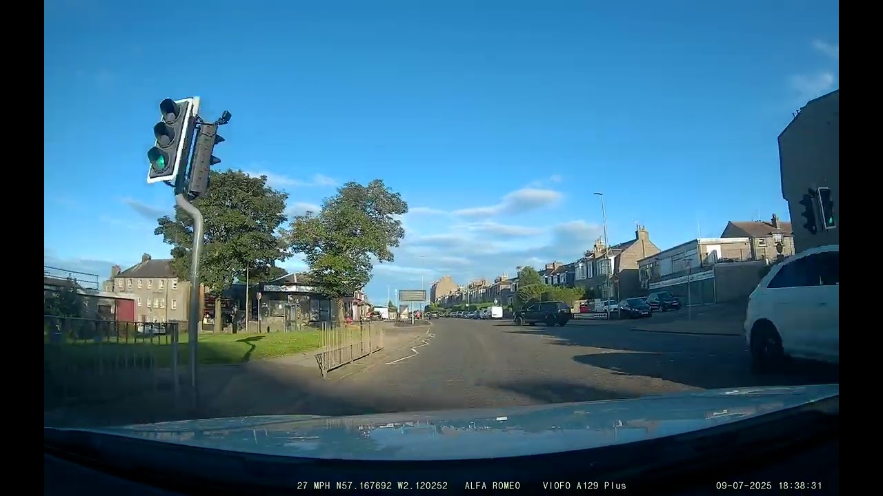 Jeep poorly emerges   closer than looks   then speeds off